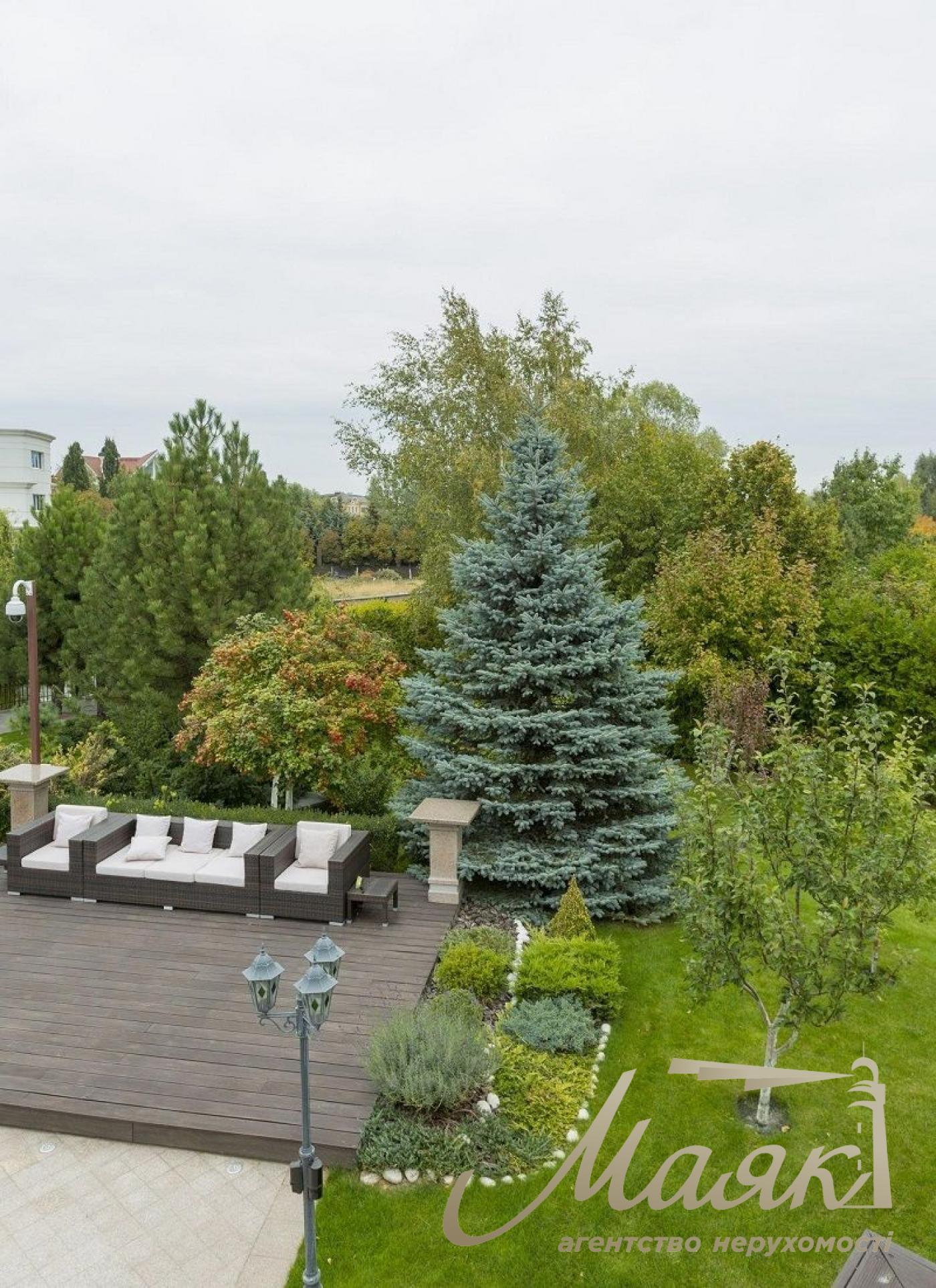 We offer for sale a luxurious house in the cottage town Koncha-Zaspa, located just 3 km from the dam