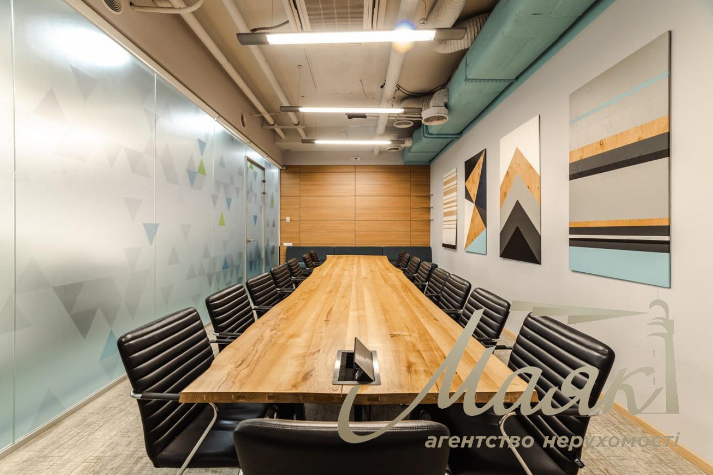 Оренда офісу 555 м2 у БЦ з ремонтом, меблями та терасою Олімпійська