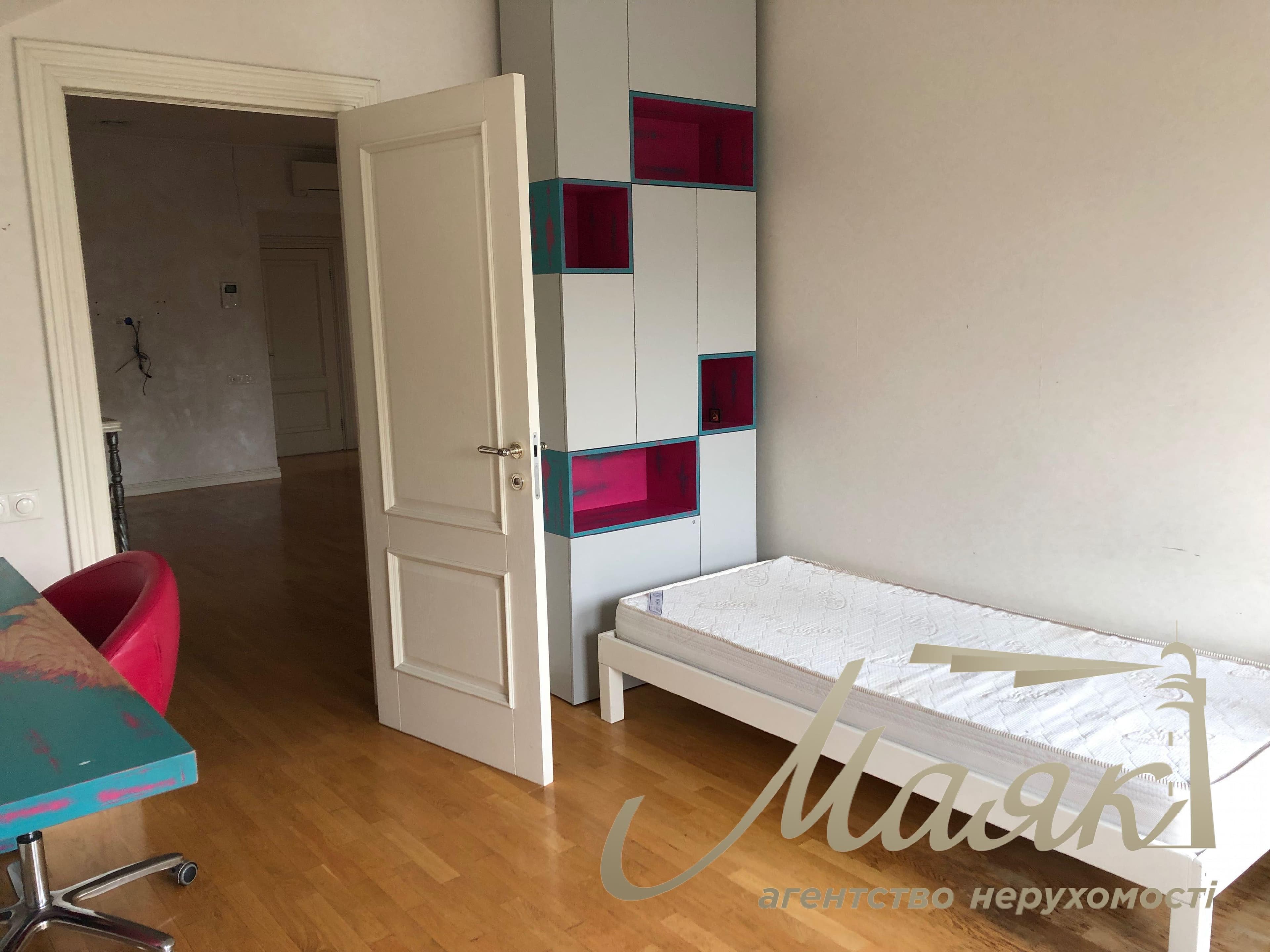 Оренда просторого будинку площею 225 м² у с. Гатне, 5 спалень, камін, 10 хвилин до станції метро «Теремки», Києво-Святошинський район
