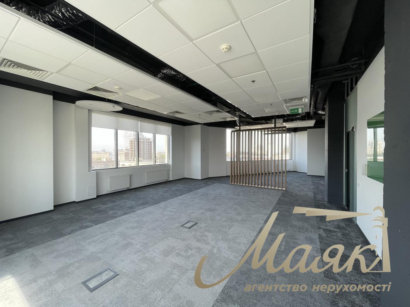 Office for rent with view 540m2 in the center, Senator Business Center