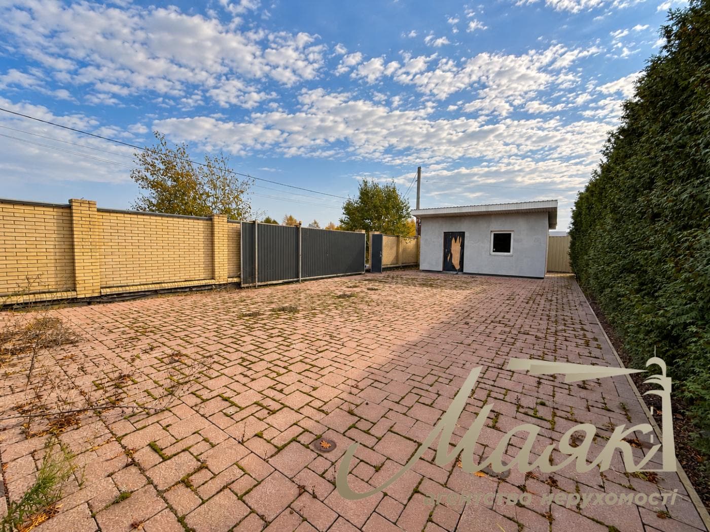 3-story house for sale, 325 m², village of Plyuty