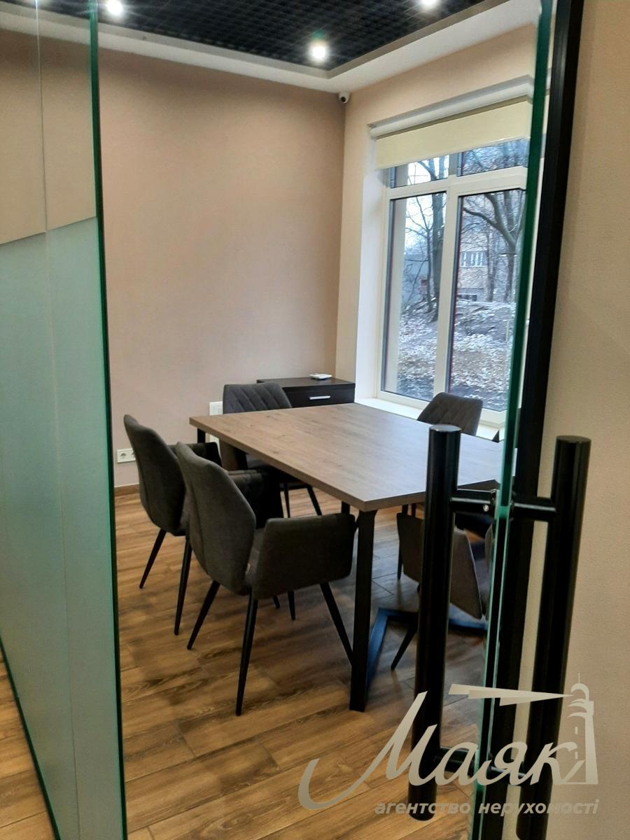 Rent office 65m2 on Konovaltsa street 36-e, Pechersk district.