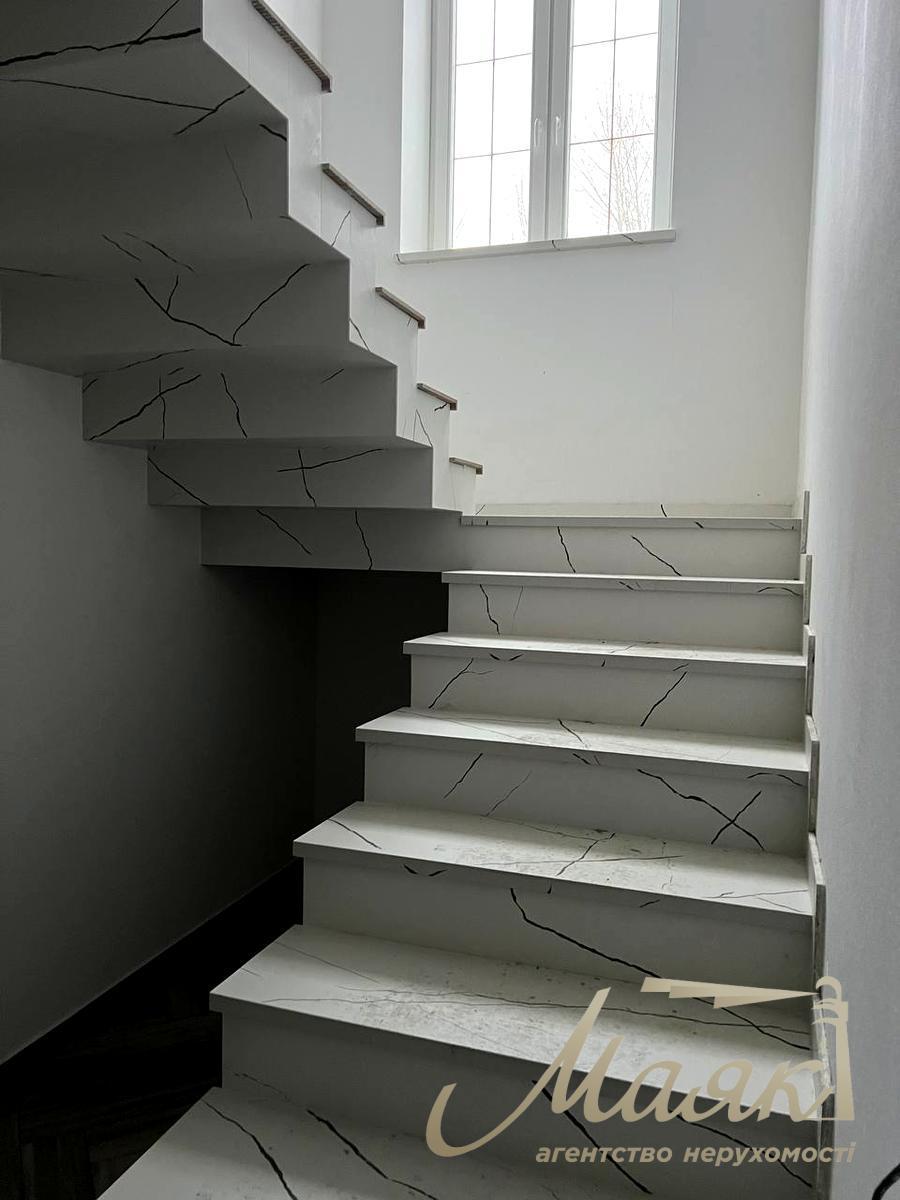 For sale house 303 m² in the center of the village Romankova, 12 sotok, with repair, Obukhiv direction, Kiev region.