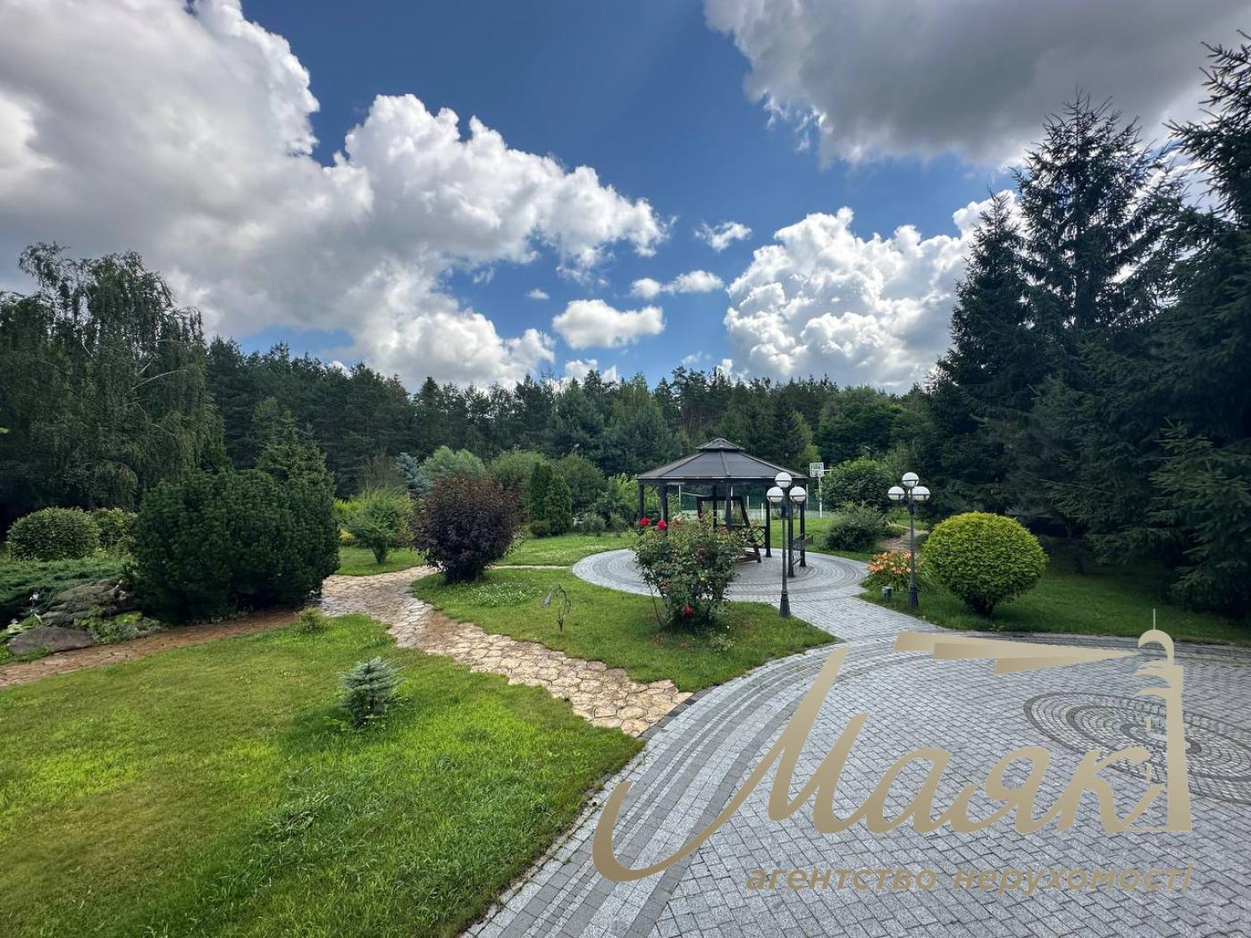 Оренда резиденції з двох будинків на 60 сотках землі в Хуторі Мриги, Голосіївський район, Київ.