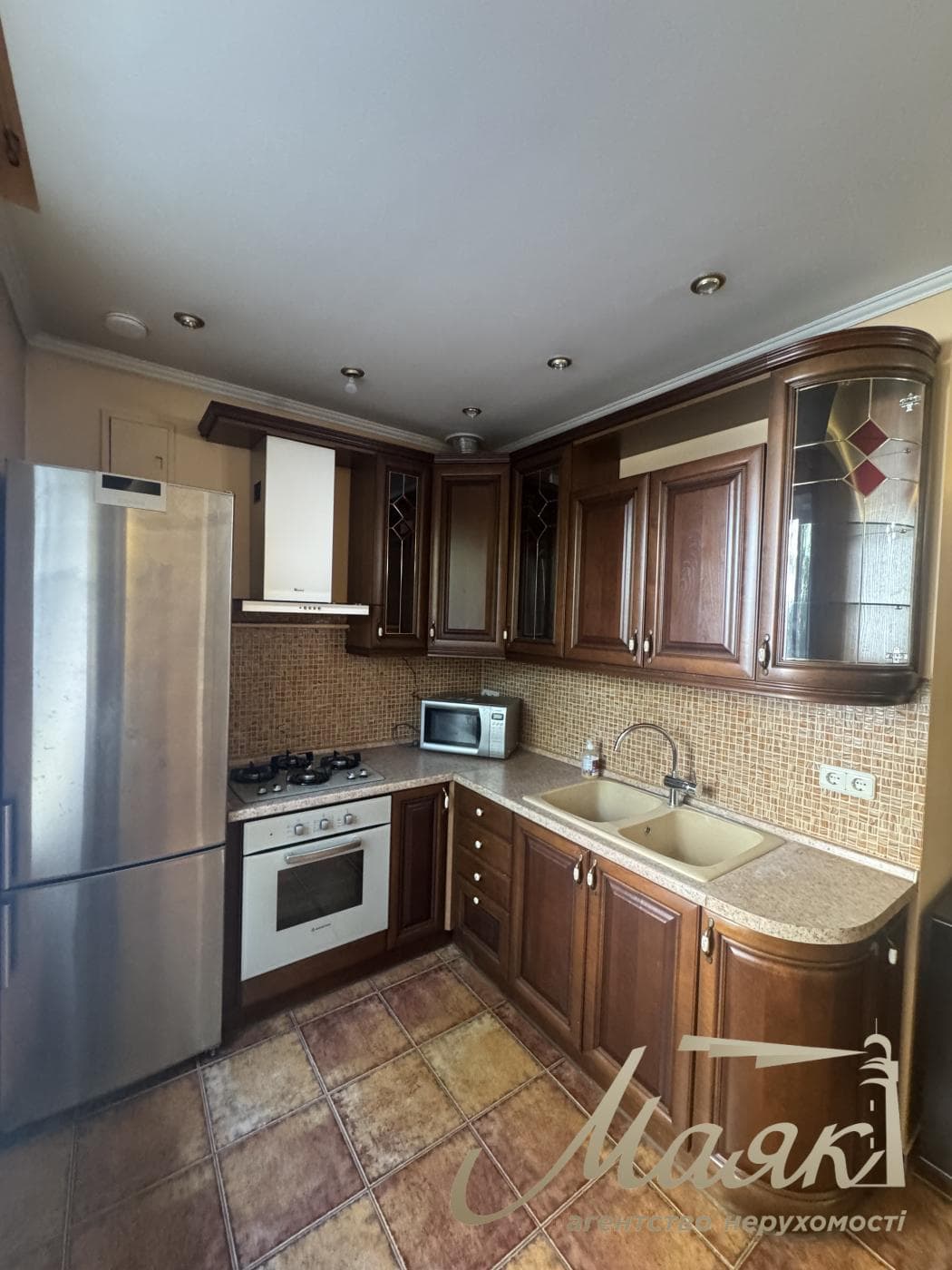 Оренда 3-кімнатної квартири площею 90 м² на вулиці Нікольсько-Ботанічній, 2