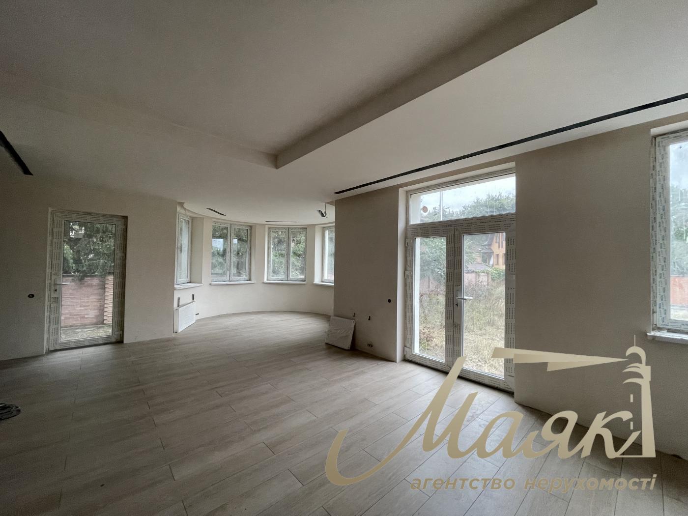 Продаж будинку з гаражем 365м2, ділянка 15 соток у КМ "ОБРІЙ - К" вул. Центральна, у с. Козин,