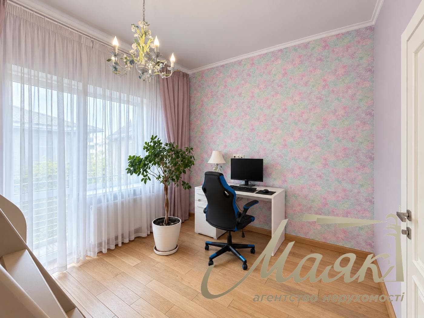 Продаж 3-поверхового будинку/таунхауса площею 95 м² з ремонтом у с. Ходосівка, Обухівський напрямок, Київська область, підвальне приміщення, газ.