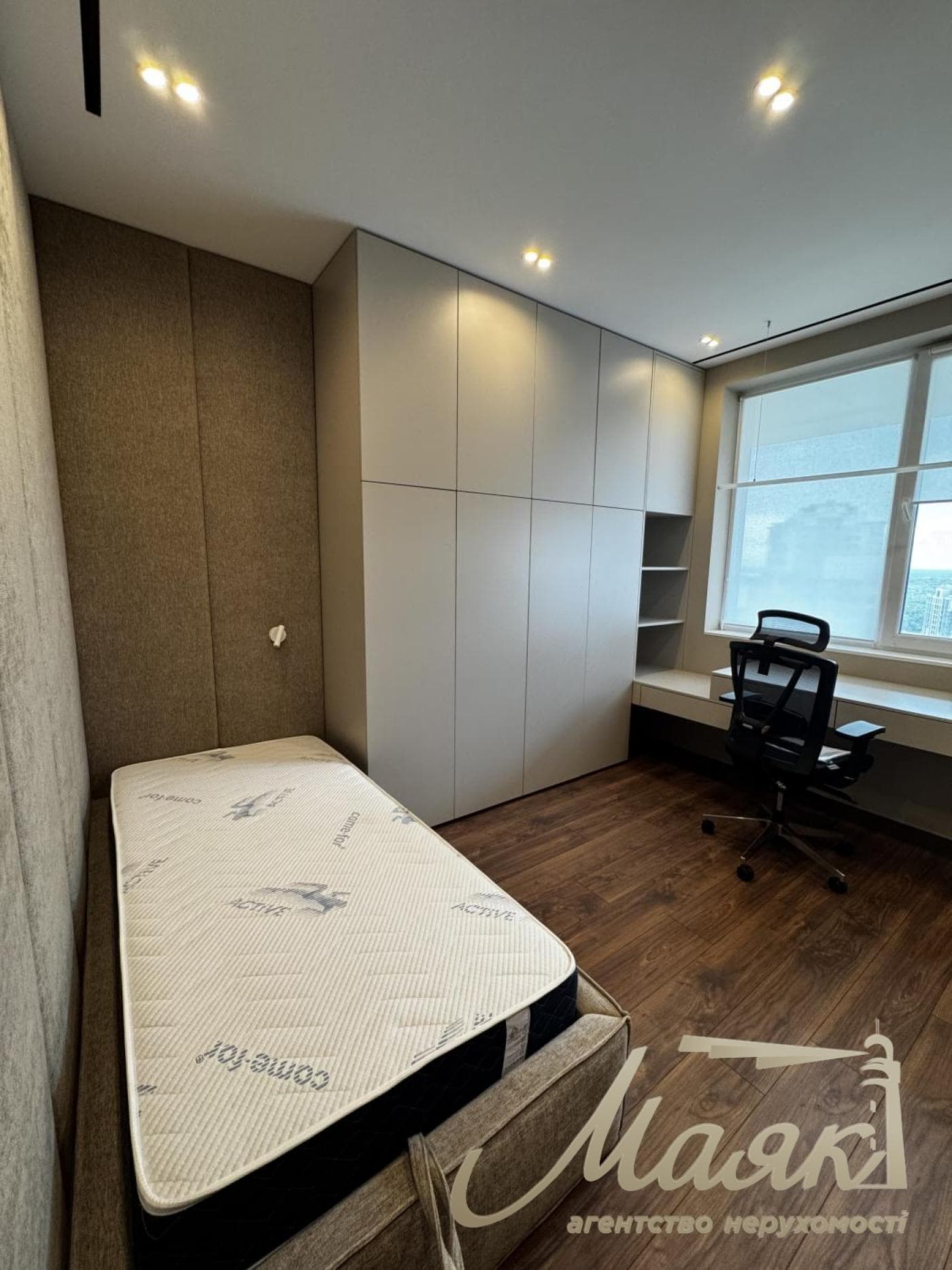 Rent 3 bedroom apartment in LCDDelmar, 90m, Pechersk