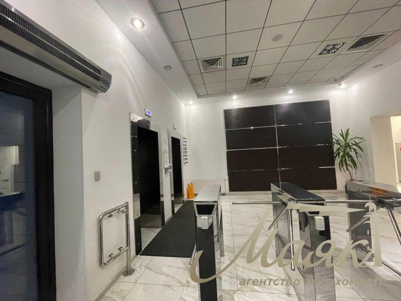 Office for rent 370 sq.m. sq.m. Mykhnovskyi Boulevard/Druzhbyba Narodiv, Pechersk