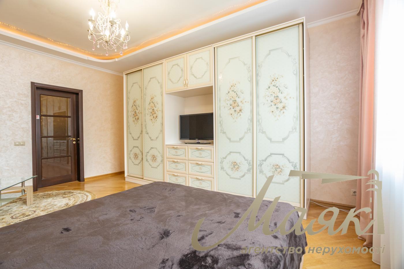 For sale 3 bedroom apartment Obolon, apartment for sale near the subway