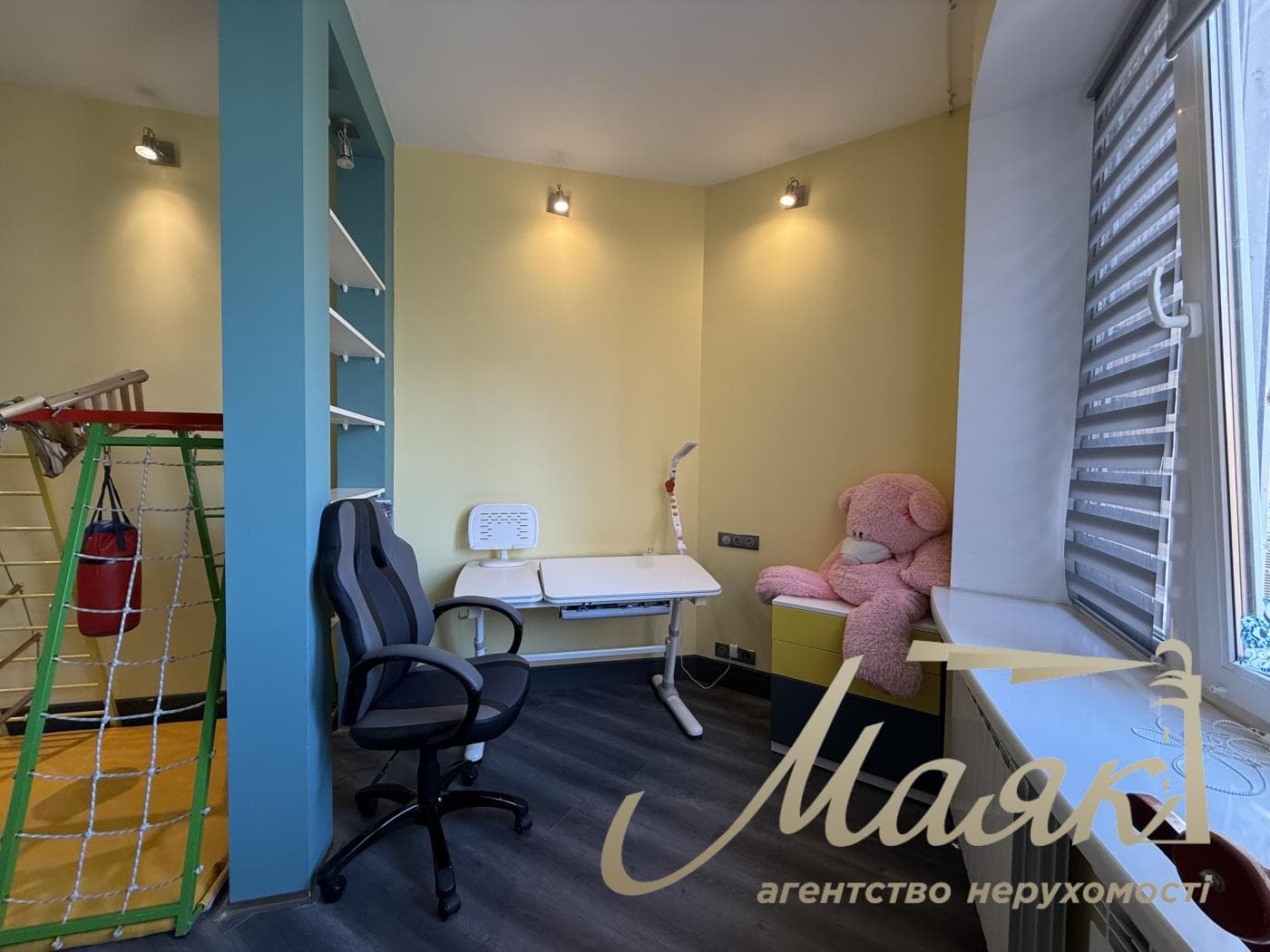 Оренда триповерхової квартири площею 190 м² + тераса на Оболонській набережній.