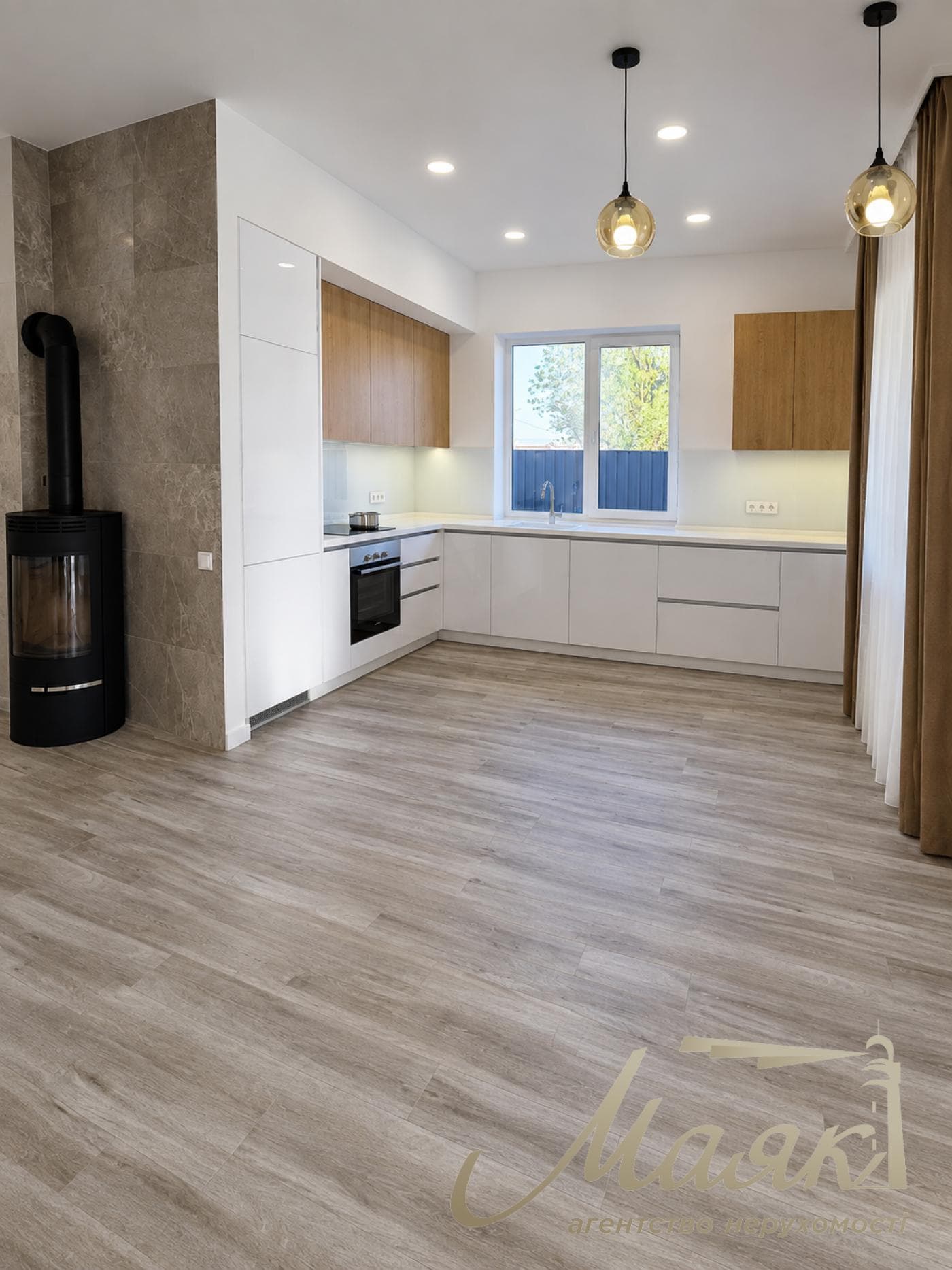 Оренда сучасного будинку площею 137 м² з каміном та терасою в Козині