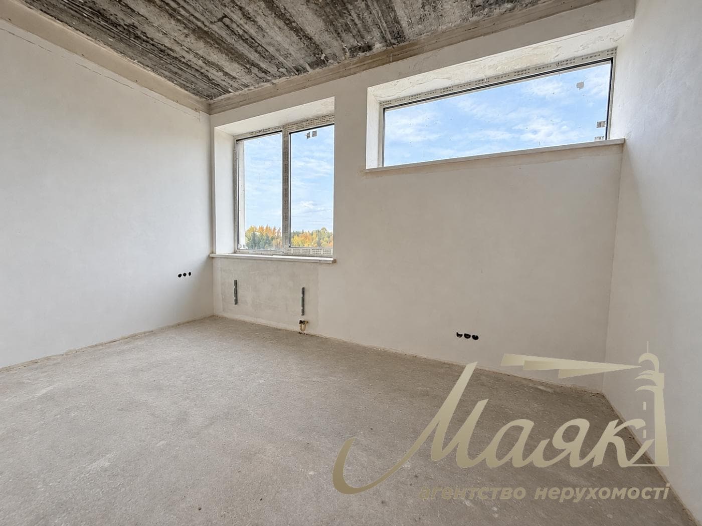 3-story house for sale, 325 m², village of Plyuty