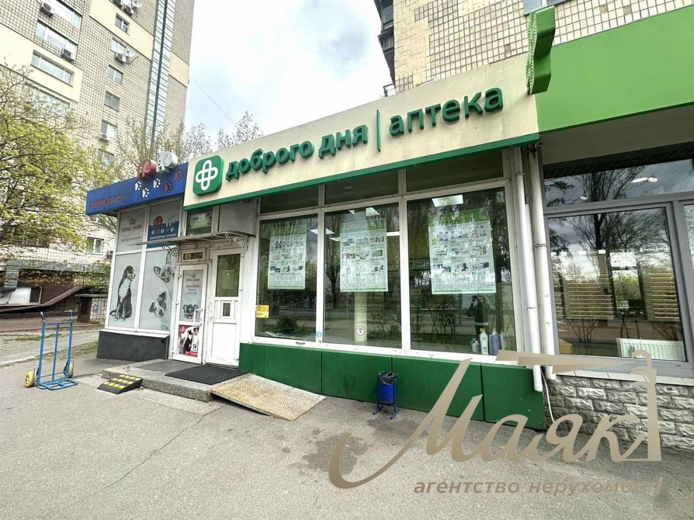 Оренда фасадного комерційного приміщення (106 м² + 70 м² цоколь), Русанівська набережна, 8