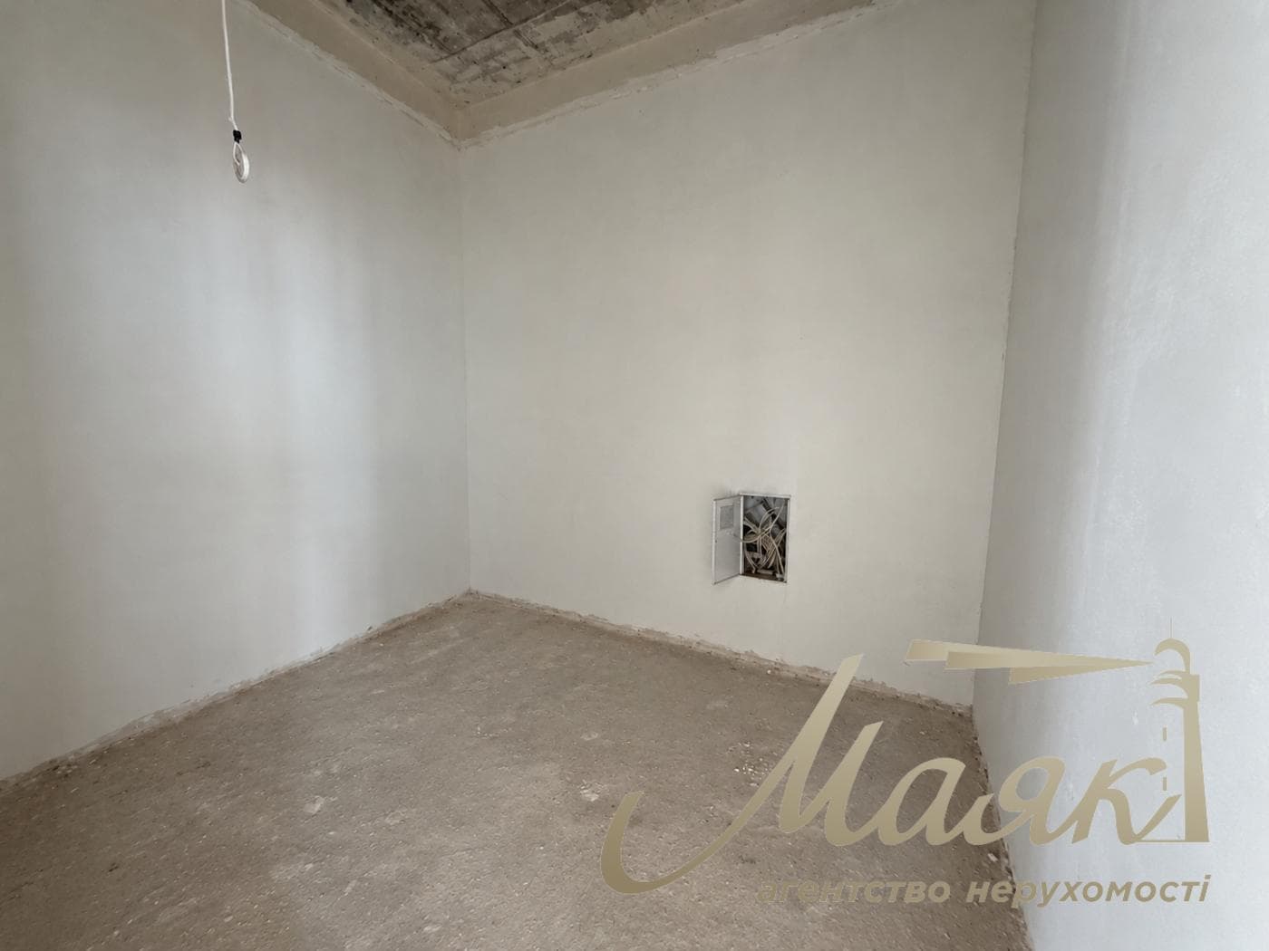 3-story house for sale, 325 m², village of Plyuty