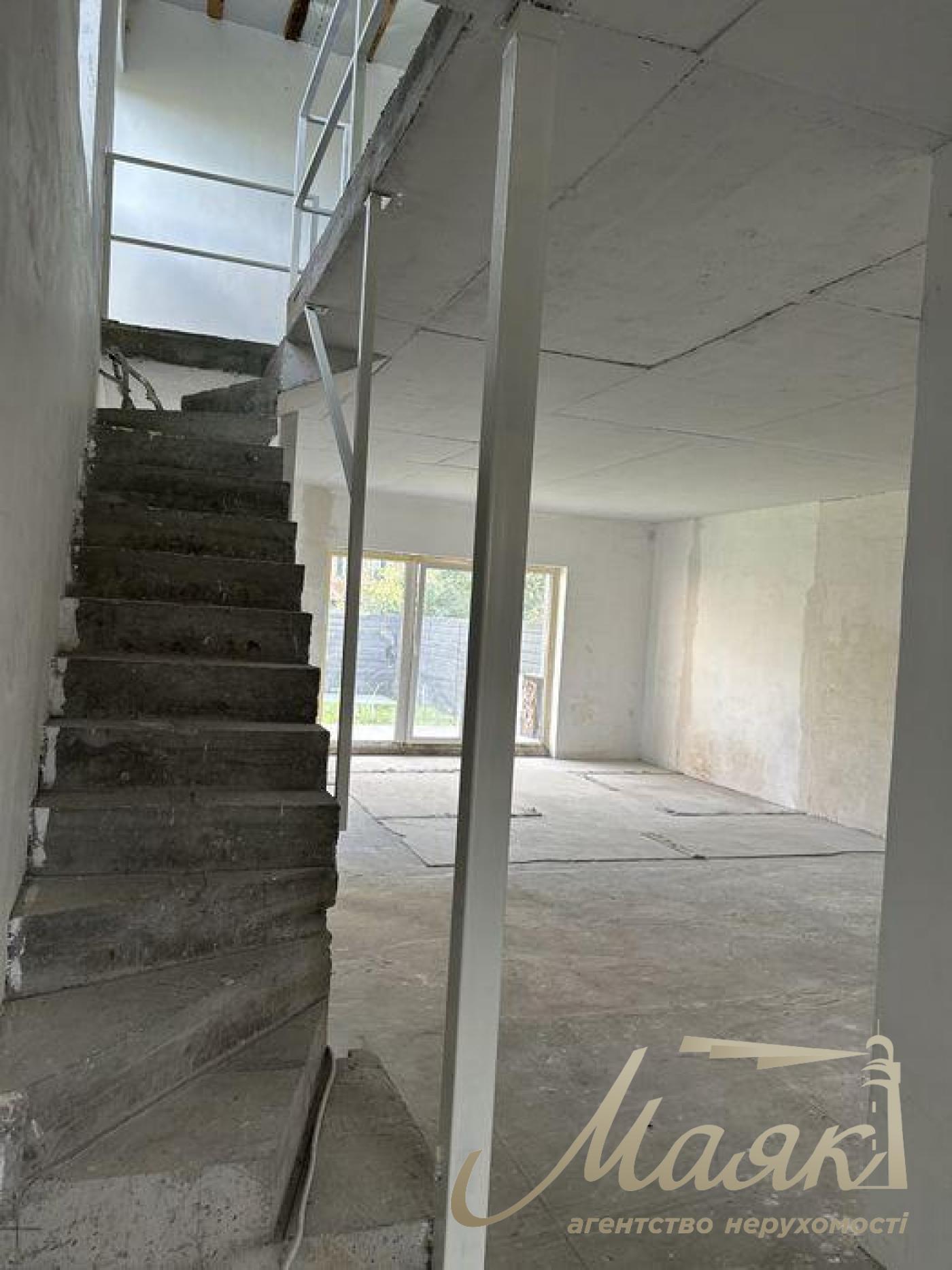 Продаж 2-х поверхового будинку 160 кв.м. Дарницький район. Біля метро і річки.