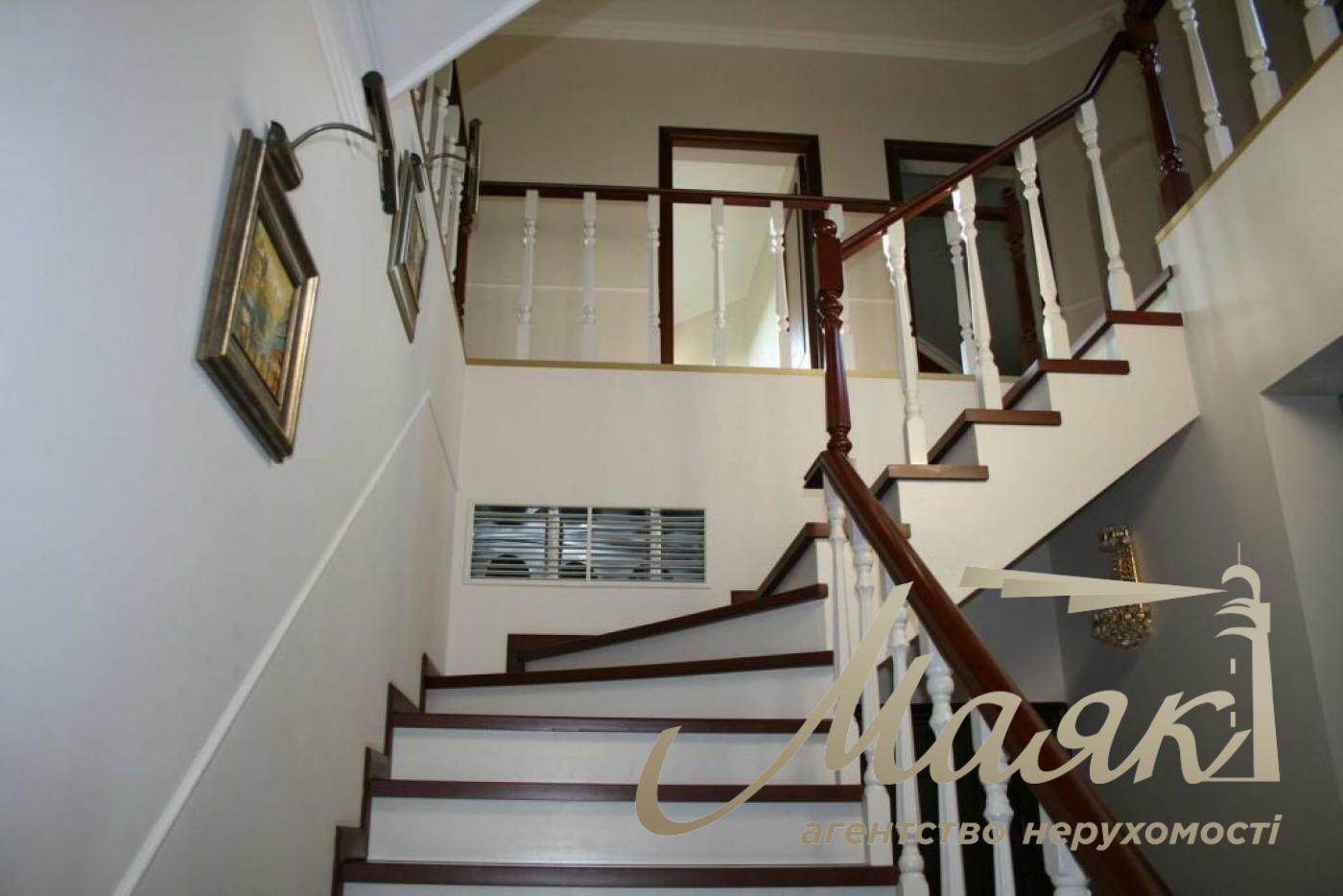 Sale of a 2-storey house 290m2 in the village of Novye Bezradichi