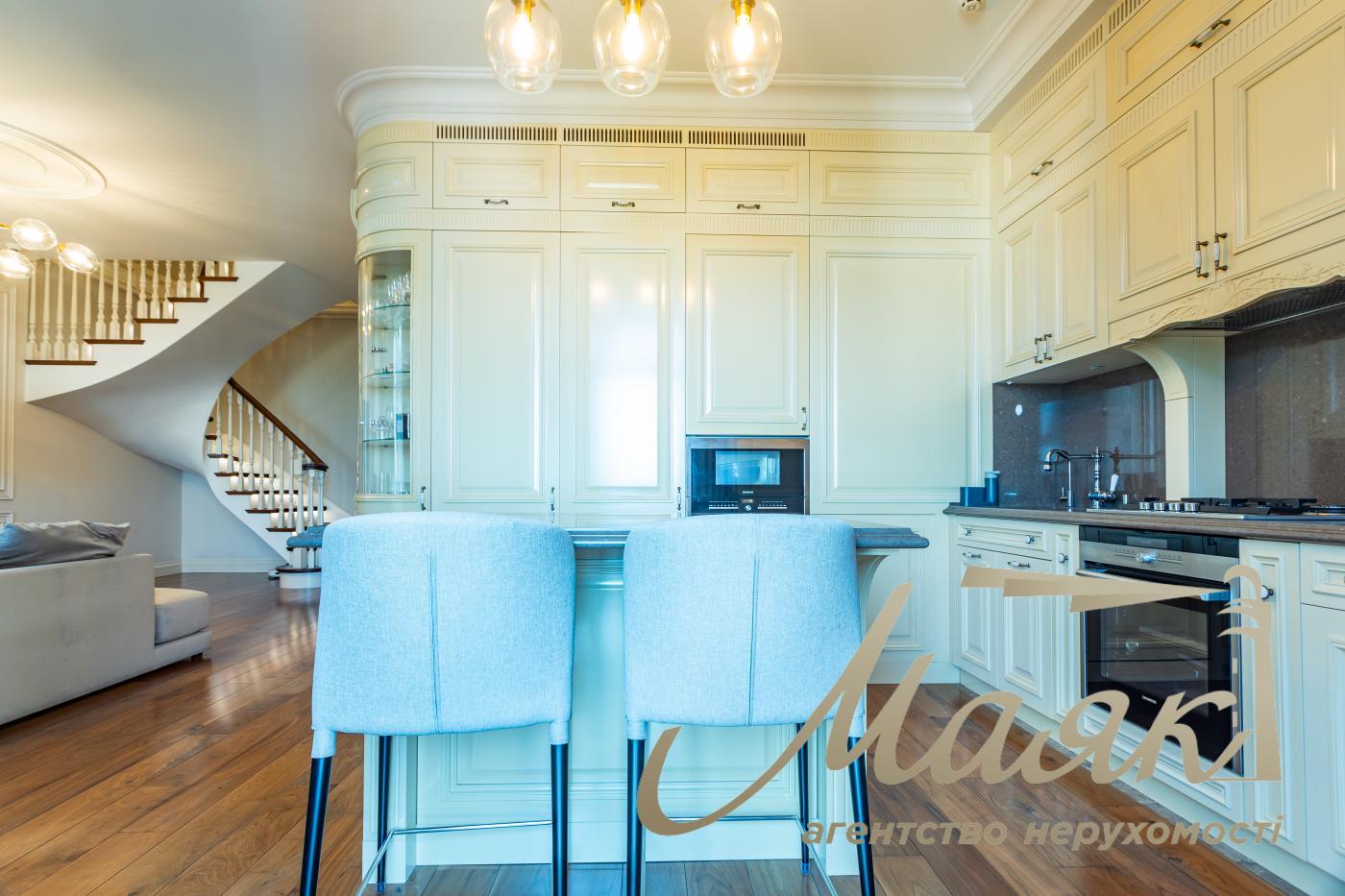 Sale 4k apartment with parking place in LCD Zverinetskyi, Pechersk, Kiev