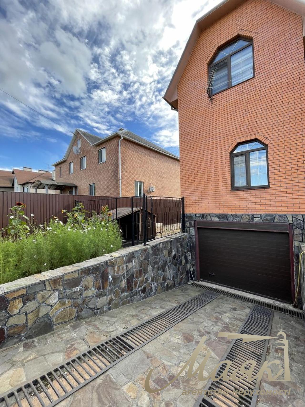 Продаж будинку 360 м2 у Жулянах з ділянкою 15 соток вул.,.Нова