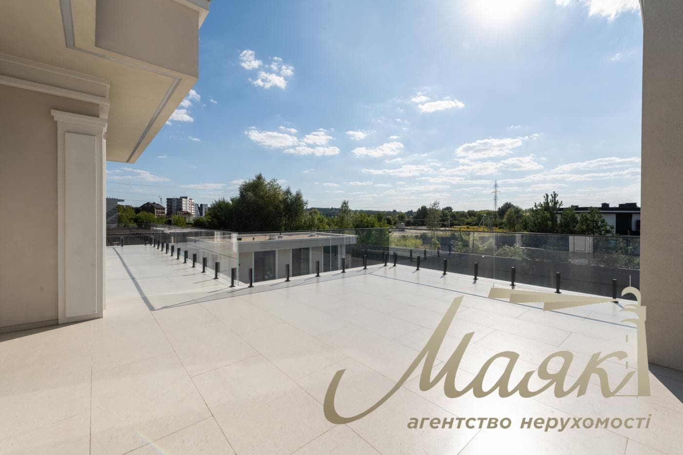 Продаж будинку площею 450 м² з басейном та гостьовим будинком у житловому комплексі «Хутір Ясний», Лесники
