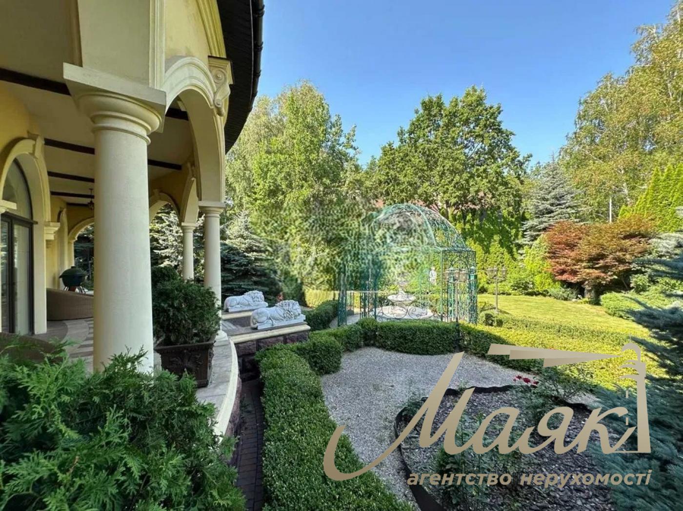 We offer for sale VIP-house in the cottage town "Golden Gate" (Koncha-Zaspa), Obukhovsky district.