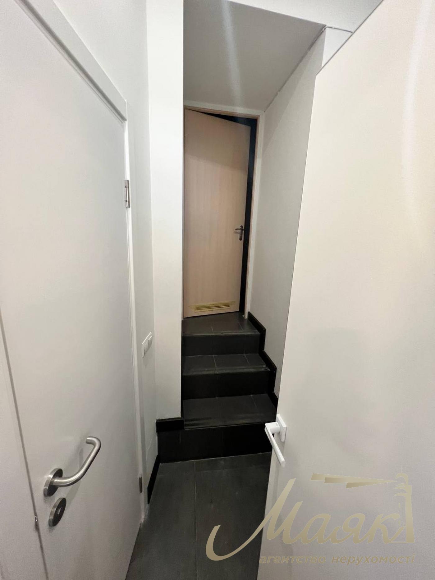 Продаж фасадного приміщення 43 м.кв. Печерський р-н, вул. Басейна