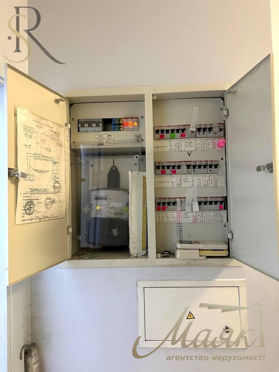 Продаж фасадного приміщення метро "Позняки"