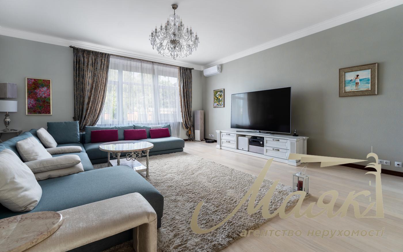 Rent of 3-storey house (840m2) s.Kozin