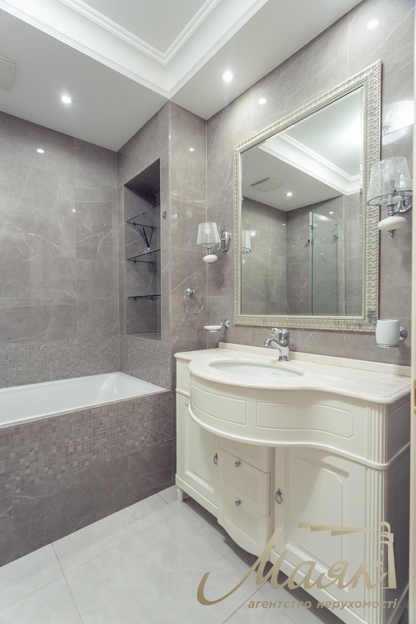 Sale 4k apartment with parking place in LCD Zverinetskyi, Pechersk, Kiev