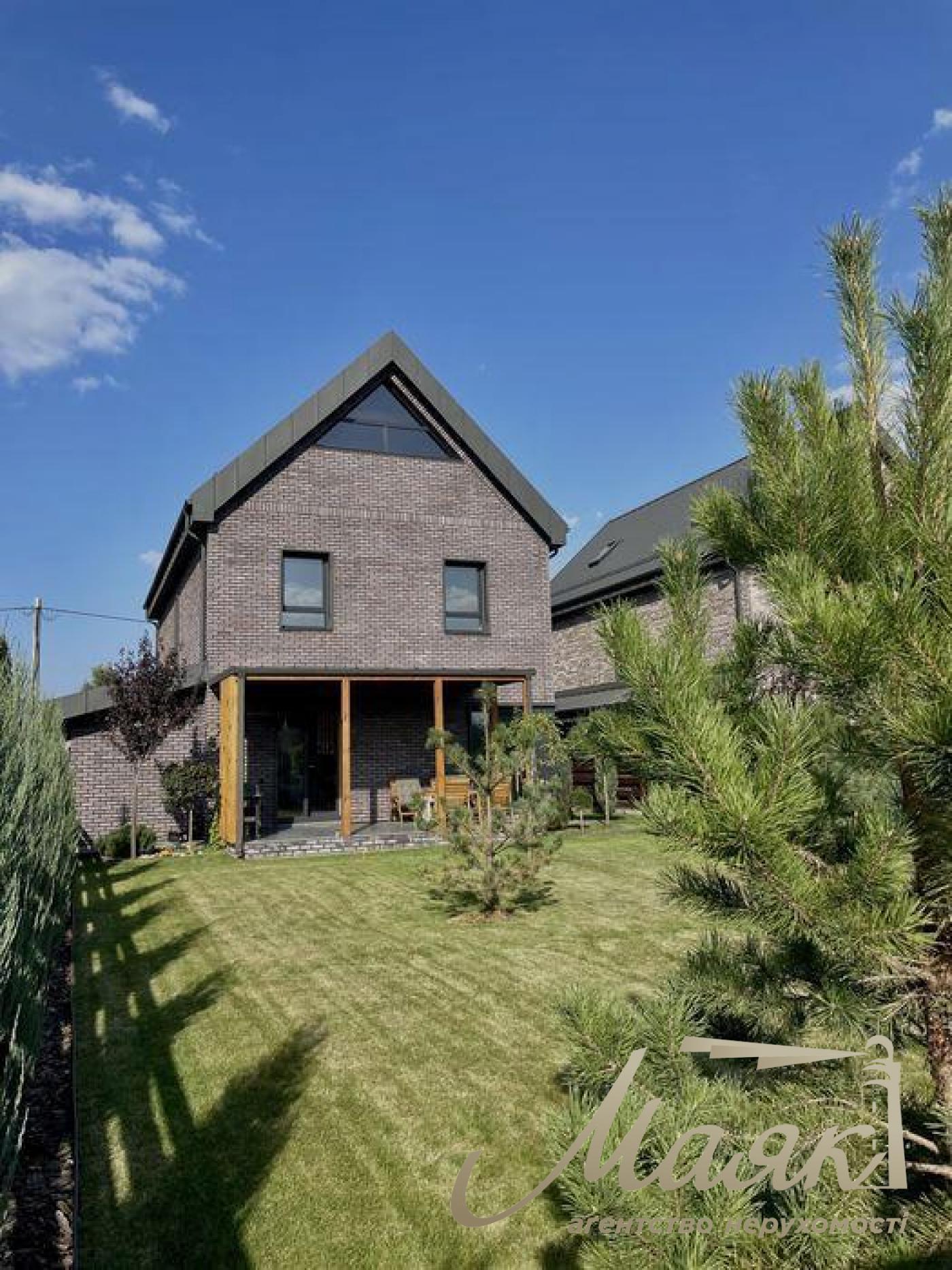 Sale of a modern house 246 sq.m. Plot 6 acres. Center. Zhulyany.