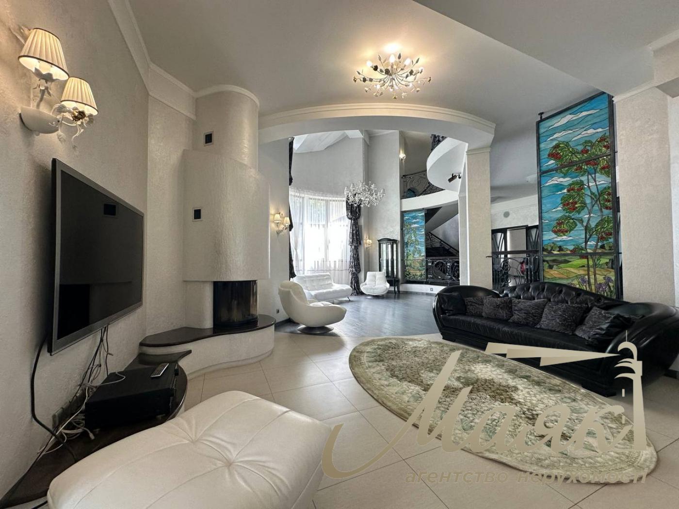 Продаж резиденції з двох будинків на 60 сотках землі на Хуторі Мриги, Голосіївський район.