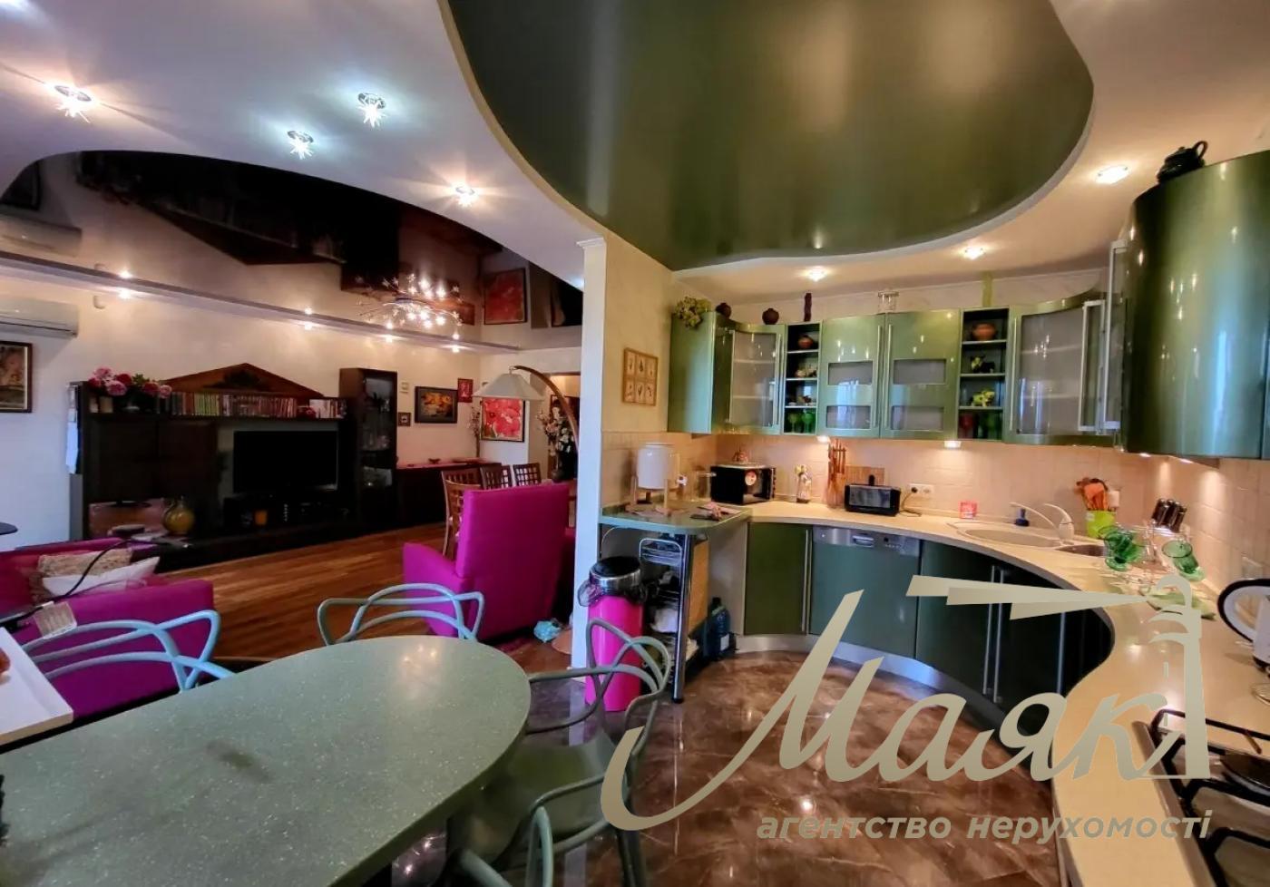 Оренда 4-кімнатної квартири в Цетрі, стм. Площа Українських Героїв, Київ