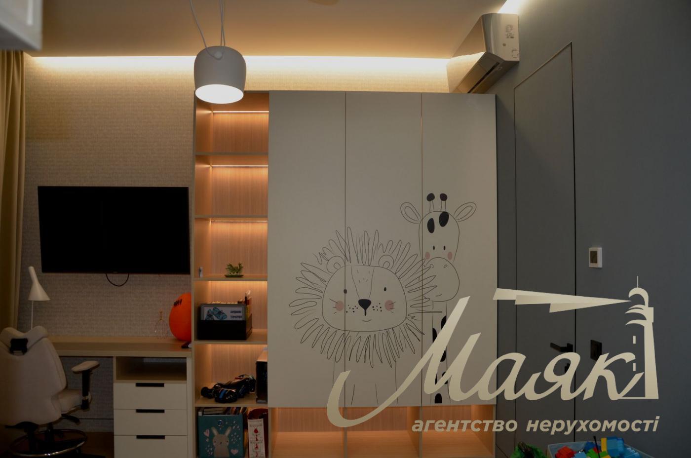 We offer for sale an elite one-storey house with exquisite designer repair, located in the cottage town KDT "Chernobylets" (Lake Mininka)