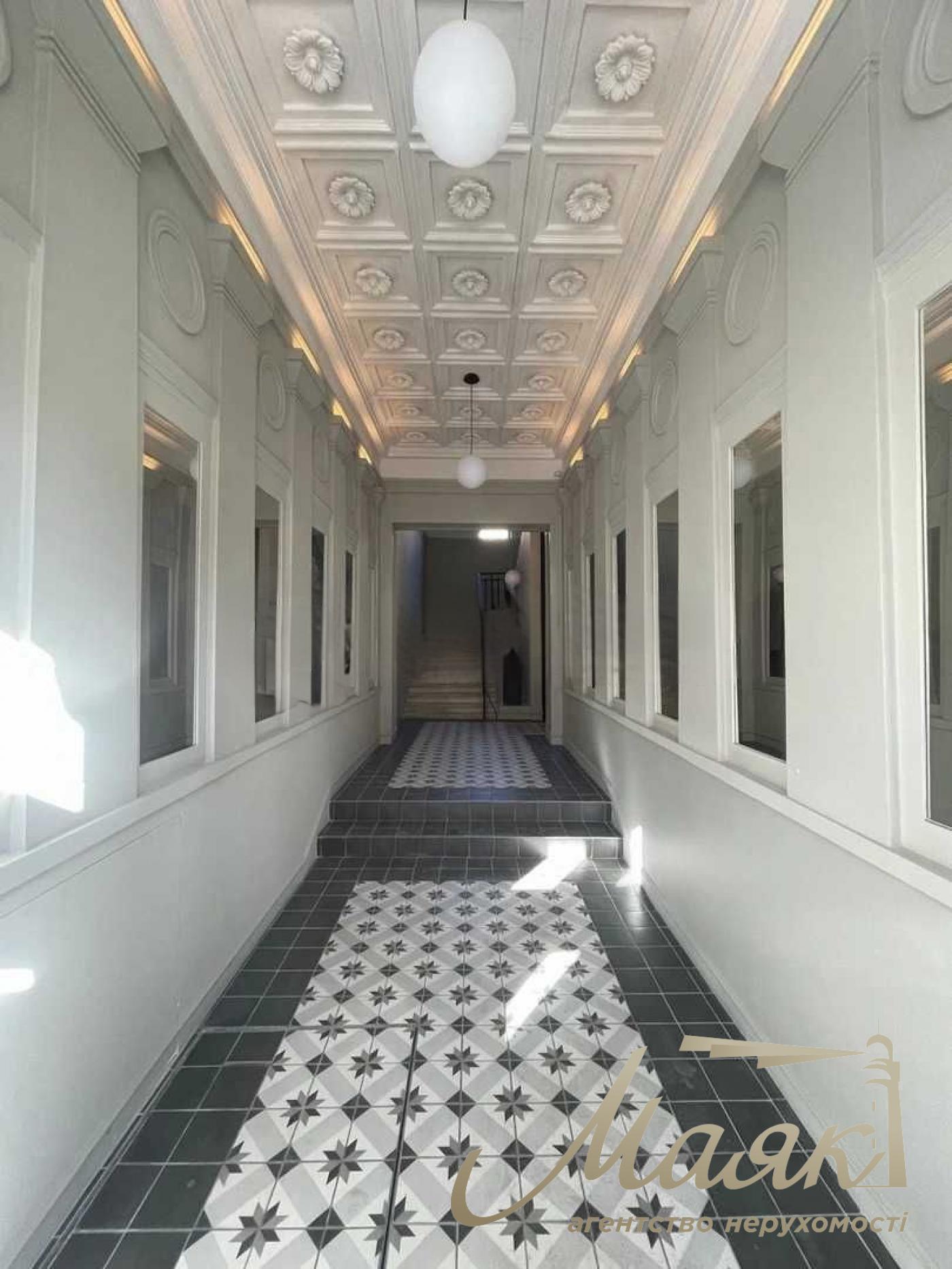 For sale 3-bedroom apartment with private terrace in Lipki Institutska str., 13A (211 m²) Khreschatyk - in walking distance.