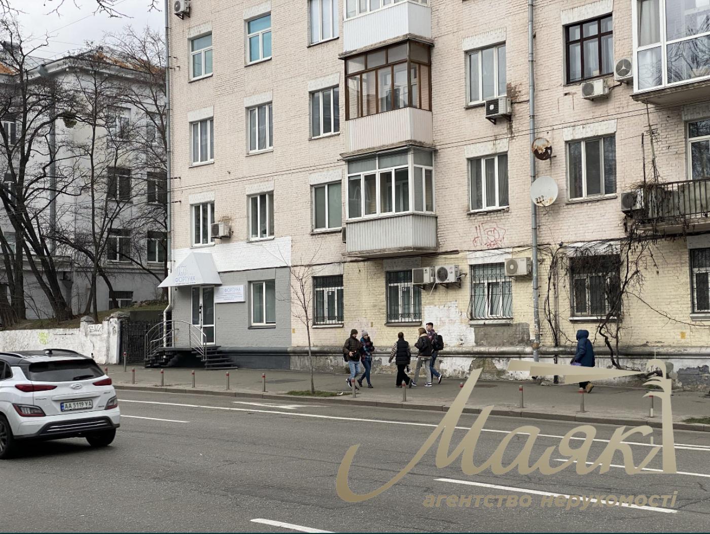 Sale of facade premises with tenant 72m2, Saksaganskogo st., Kyiv center