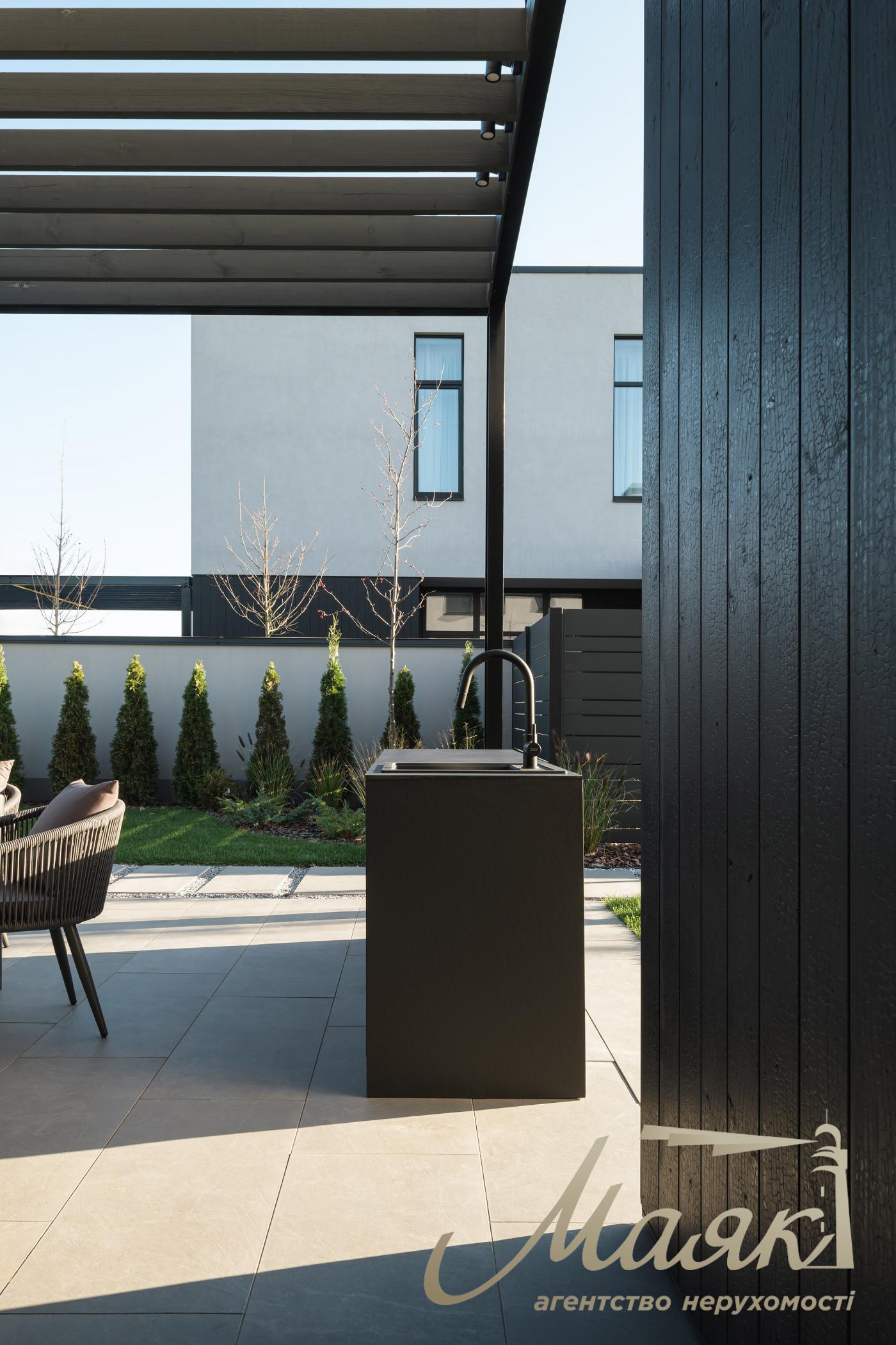 Продаж Будинку, Козин