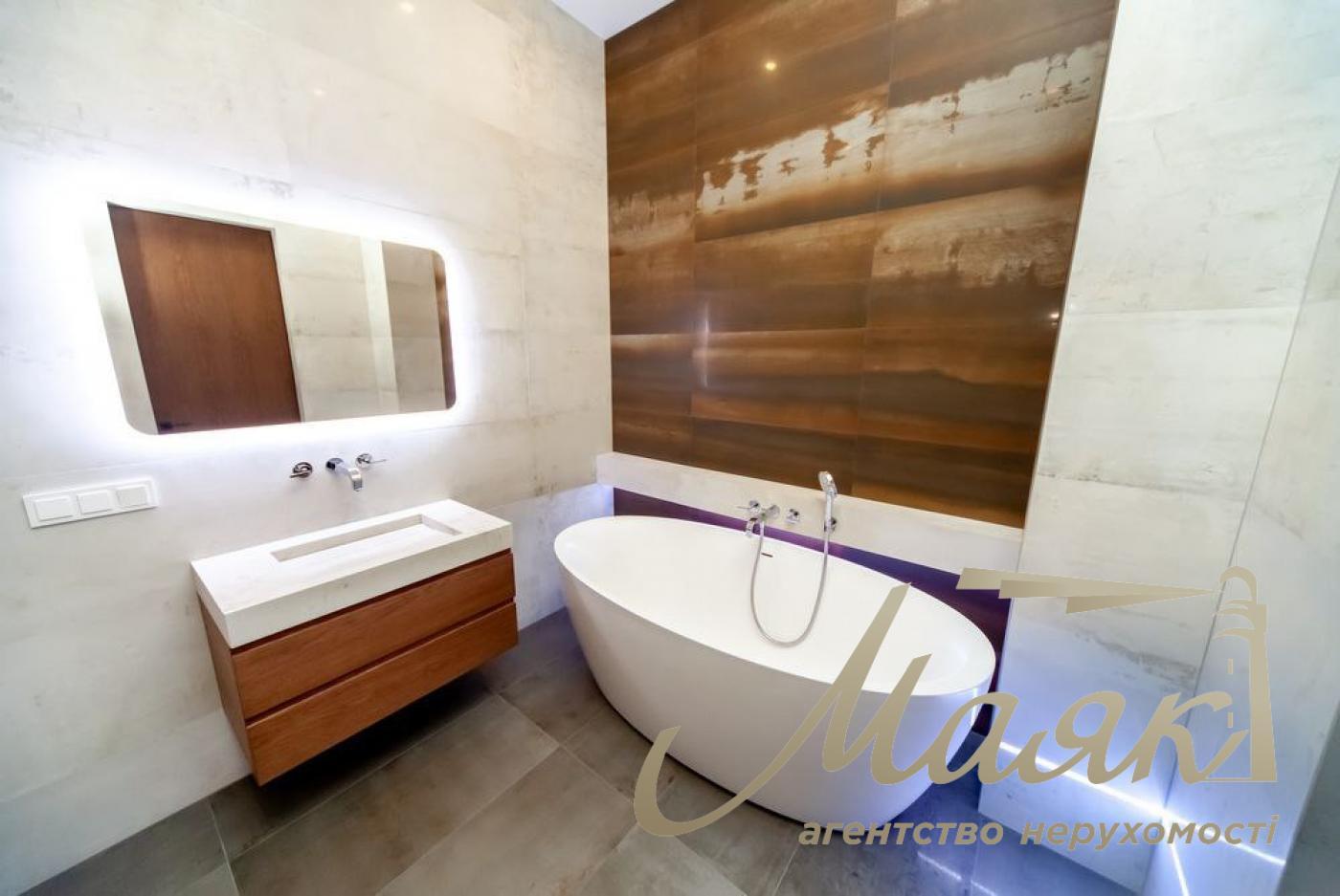 Sale of 4-room apartment, residential complex Solnechnaya Brama, Goloseevsky district!