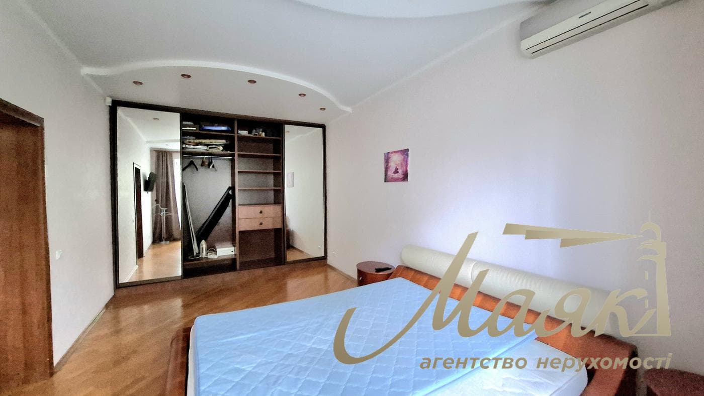 Rent a renovated 3-bedroom apartment in Kyiv, Right Bank, Solomyanskyi District, 40 Lypkivskoho St., Vokzalna Metro Station