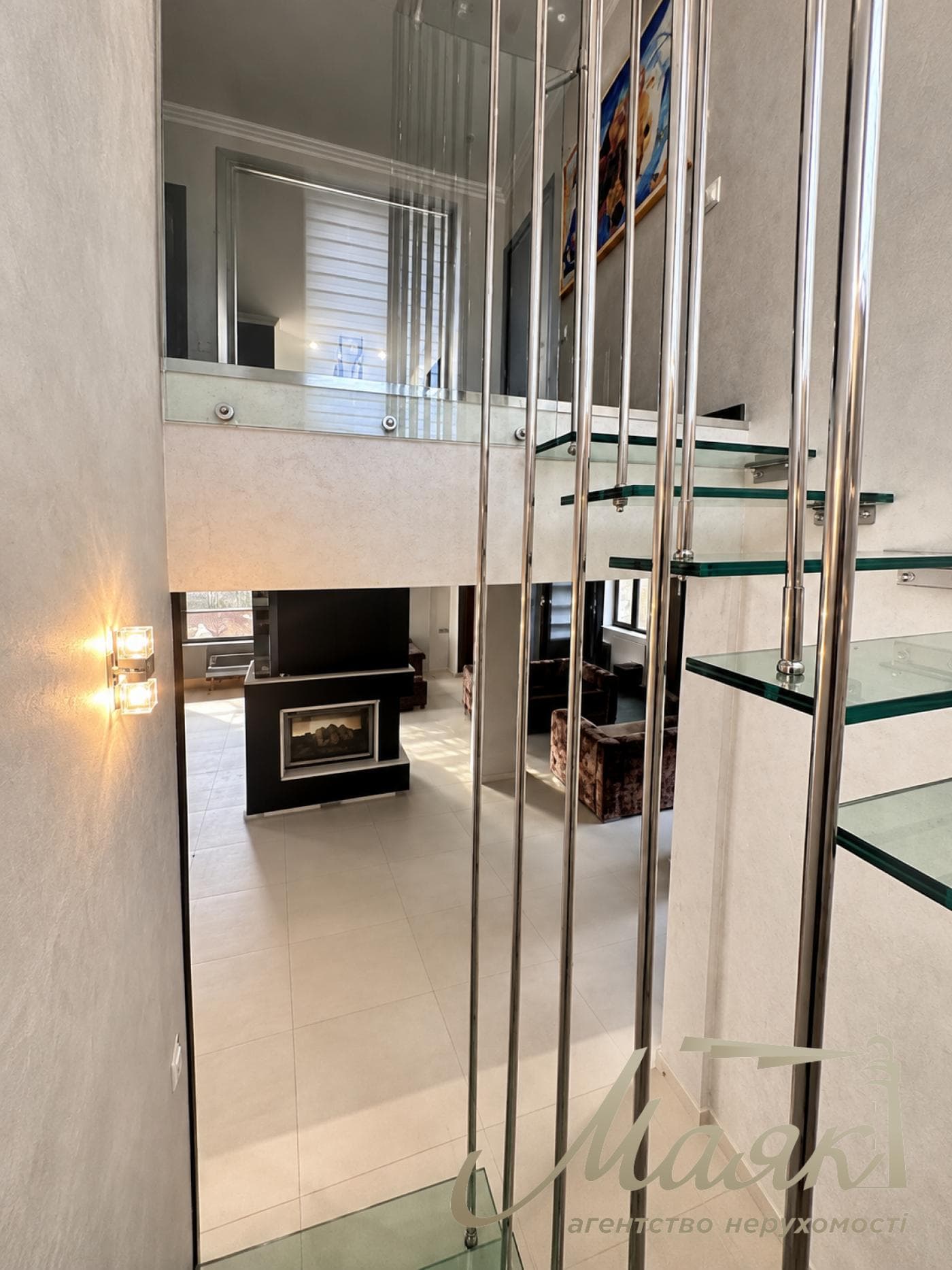Оренда стильного дворівневого будинку площею 340 м² з каміном, терасою та ландшафтним дизайном, с. Креничі, Обухівський напрямок, Київська область