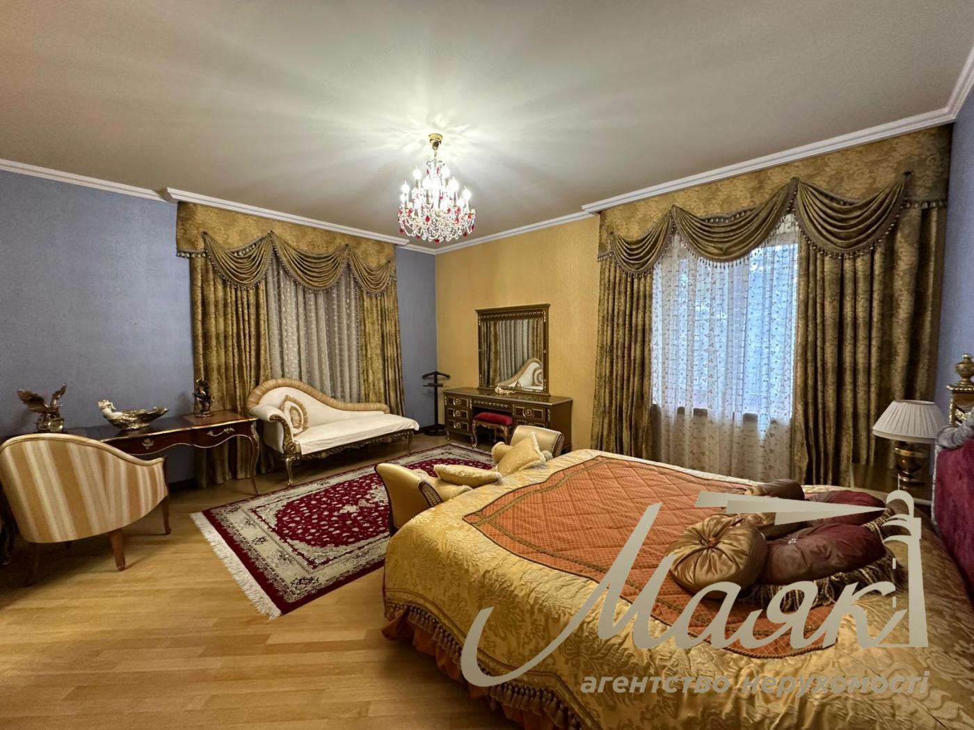 We offer for sale a luxurious house in Petropavlovska Borschagovka, Kiev, just 3 minutes from the city.
