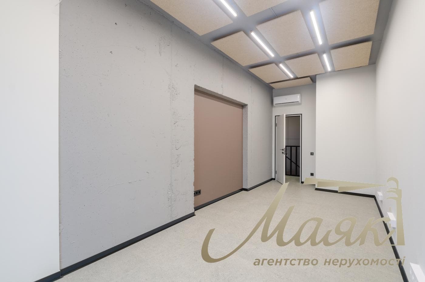 Office for rent 172m2 in Vladimirsky Residential Complex at 109 Antonovicha Street.
