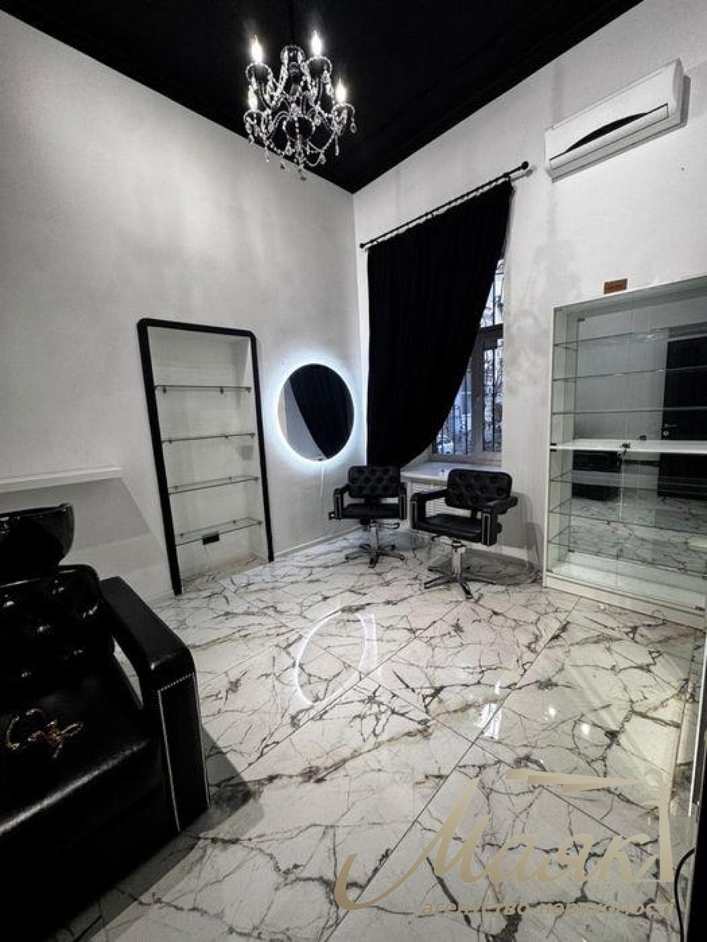 Продажа фасадного помещения 67 м² с действующим арендатором, пер. Михайловский, метро Майдан Независимости