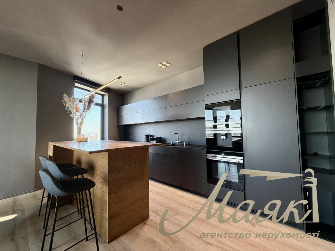 Оренда 3-х кімнатної квартири 130 кв.м. на вул.Преображенська 8Б