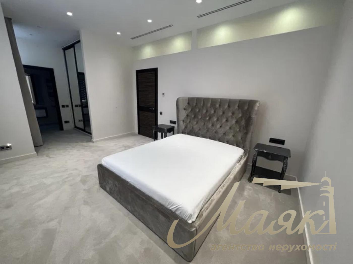 Rent 3-room apartment 198m2 st. Grushevskoho 9A