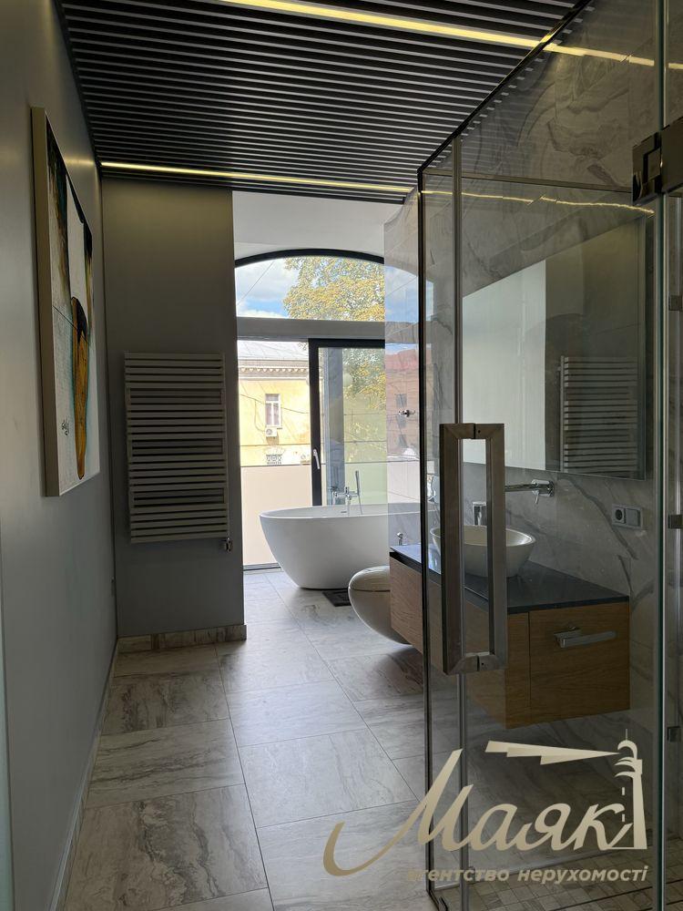 For sale premium apartment 75m2 in the very center of Kiev - Lutheranskaya Street, 7/10 (next to the Arch and Khreshchatyk).