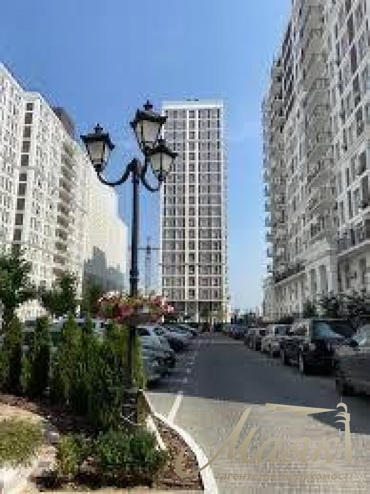 For sale 3-bedroom apartment LCD New England str. Maksimovicha