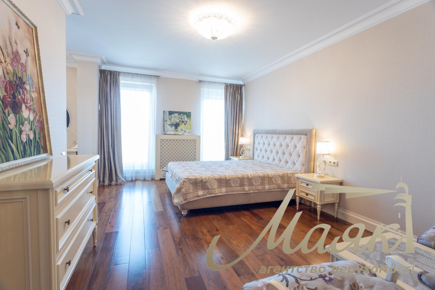 Sale 4k apartment with parking place in LCD Zverinetskyi, Pechersk, Kiev