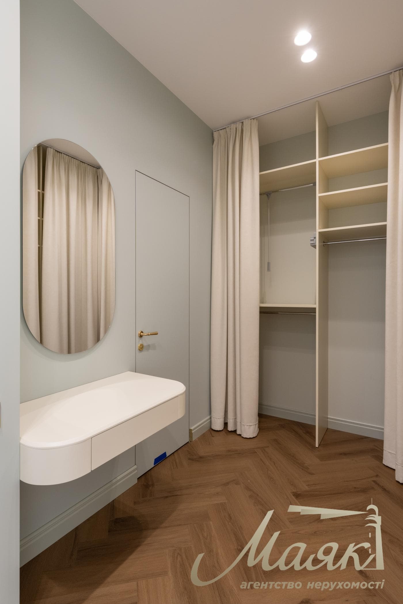 Продаж будинку площею 450 м² з басейном та гостьовим будинком у житловому комплексі «Хутір Ясний», Лесники