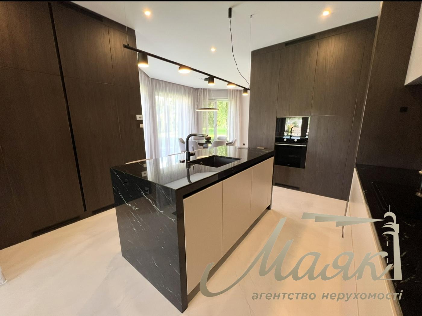 House for sale with designer renovation 356m2 in Ivankovichi