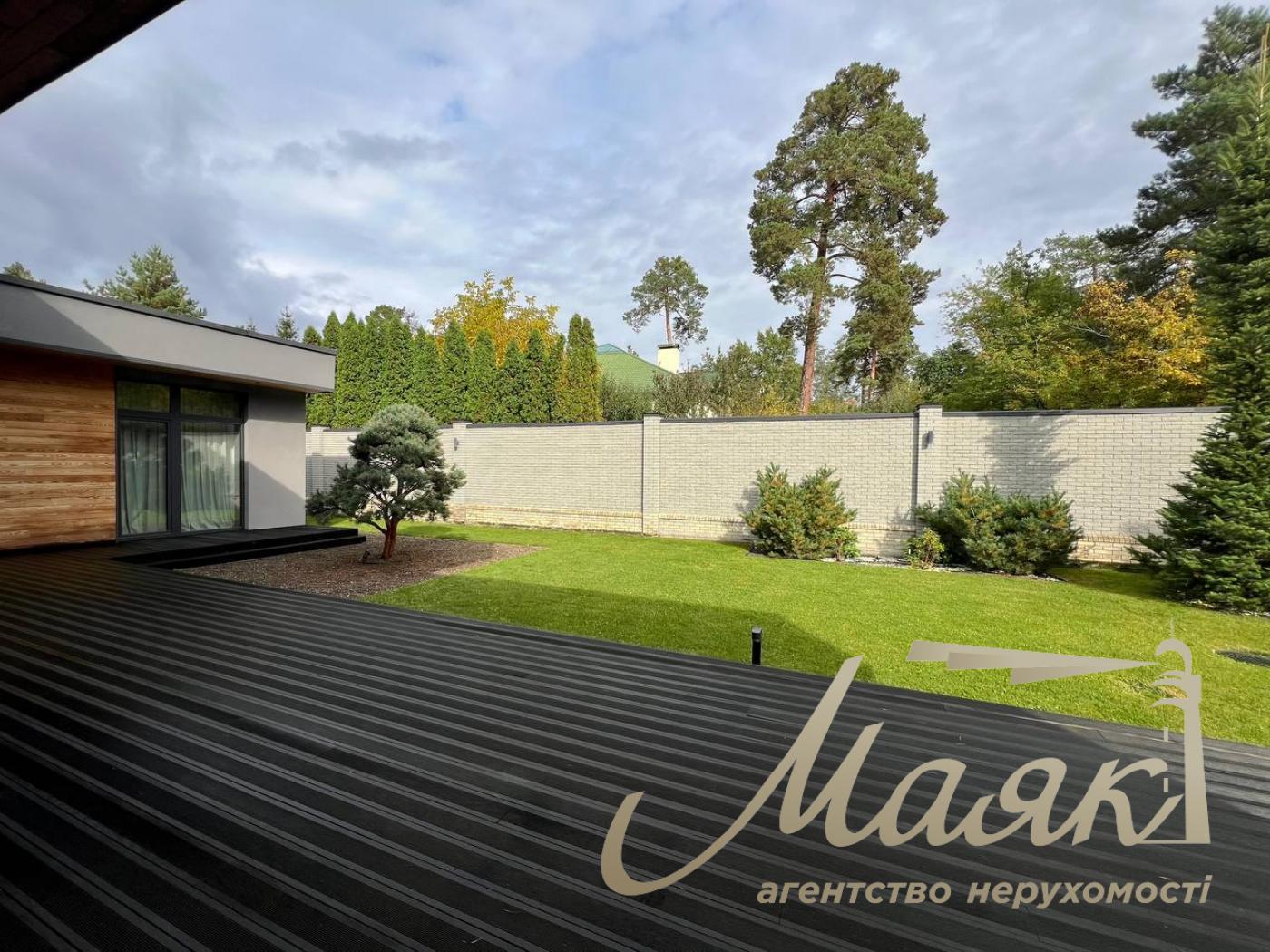 Modern one-storey house with swimming pool in Kozyń